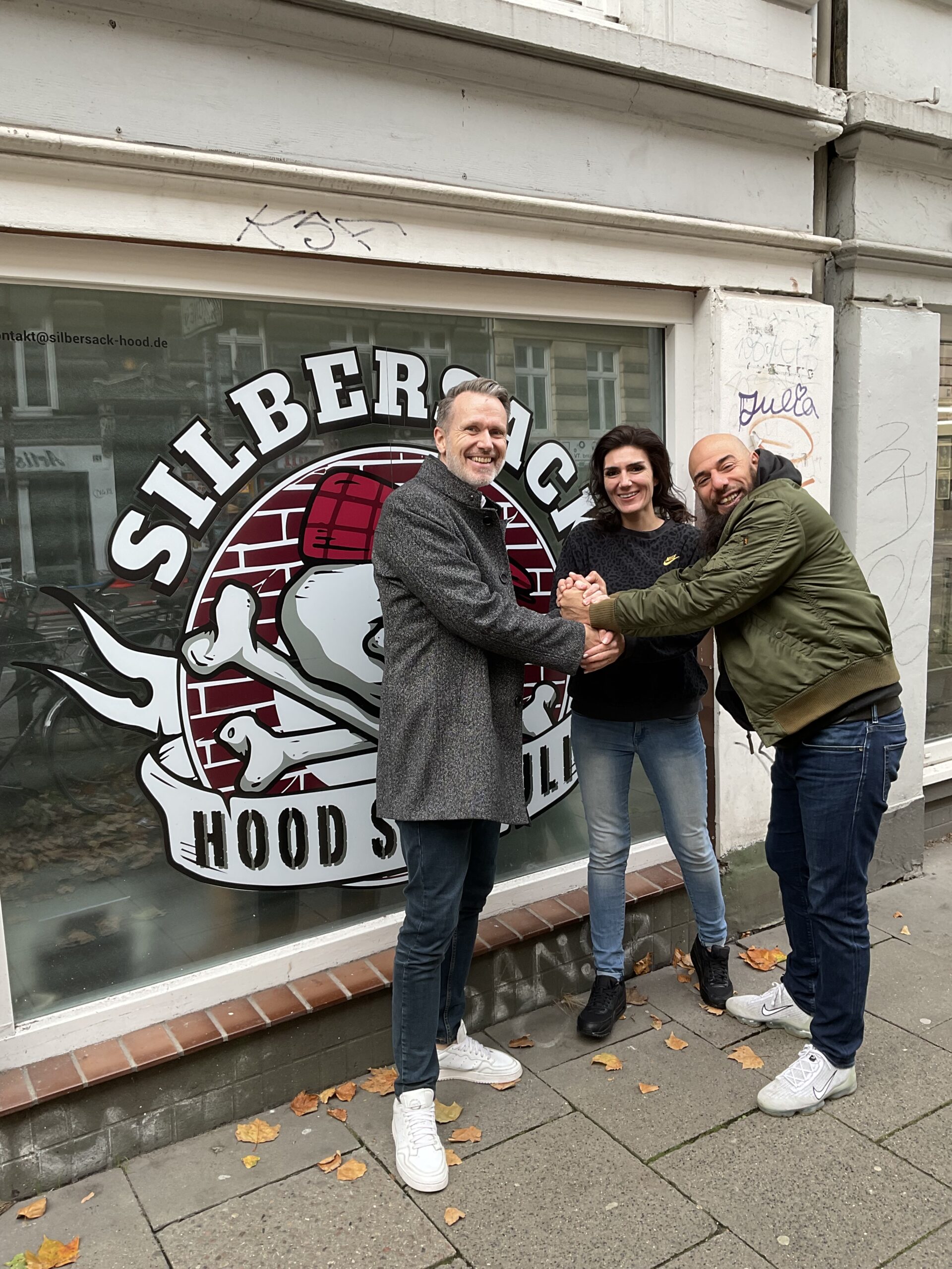 Silbersack Hood auf St. Pauli: Christian Schley von der Haspa Reeperbahn mit Nassy Ahmed-Buscher und Reeperbahn Kareem