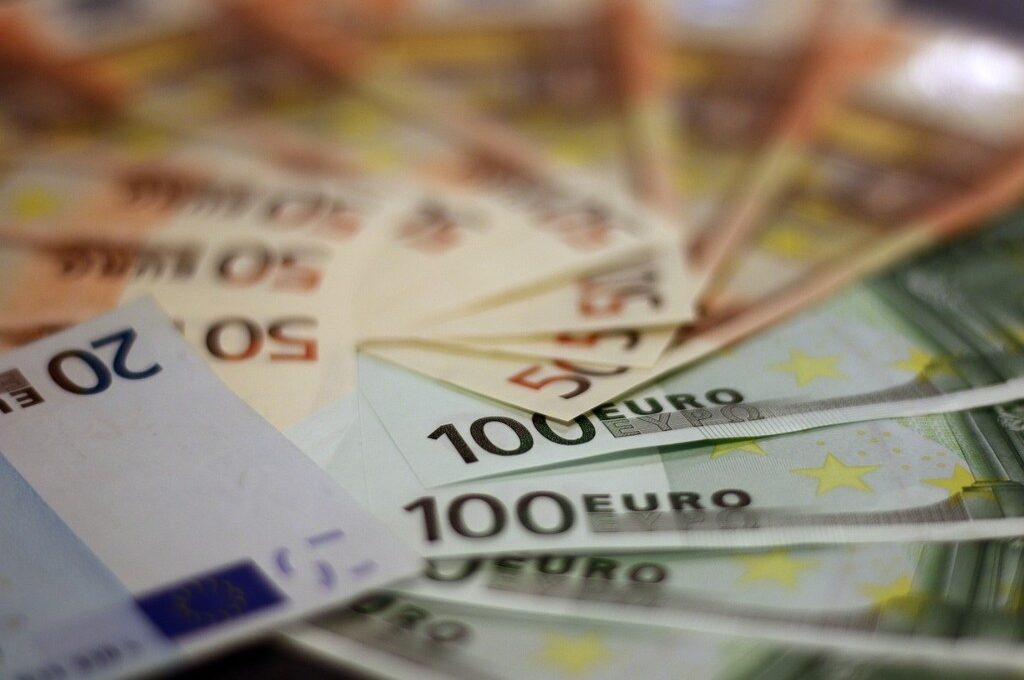 Lohnsteuerhilfe Hamburg: 20, 50 und 100 Euro Scheine in Nahaufnahme