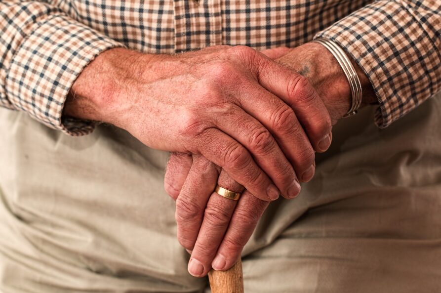 Finanzielle Vorteile Heirat: ältere Männerhände mit Ehering
