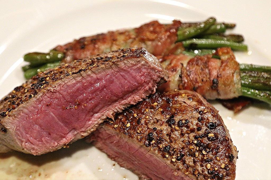 Steakhouse in Hamburg: Rare gebratenes Steak mit Pfefferkruste