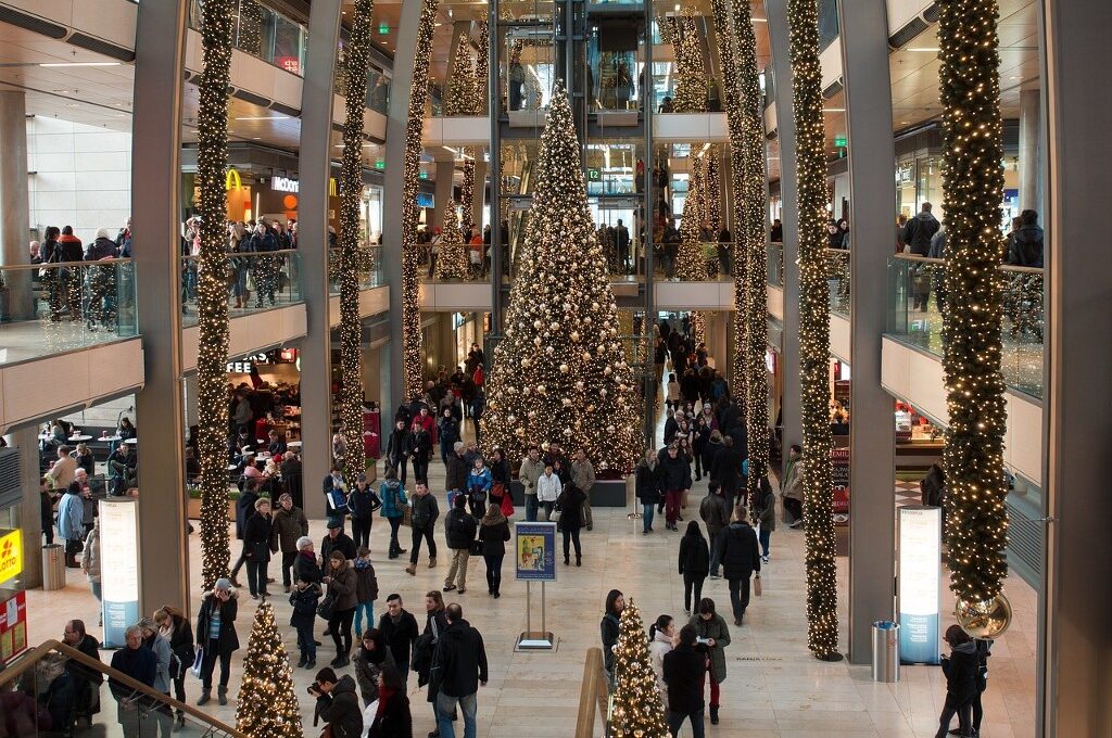 Verkaufsoffene Sonntage in Hamburg: Innenansicht der Europa Passage mit Weihnachtsschmuck und großem Weihnachtsbaum