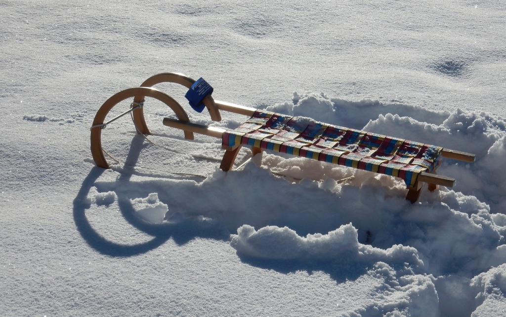 Rodeln in Hamburg: Schlitten im Schnee