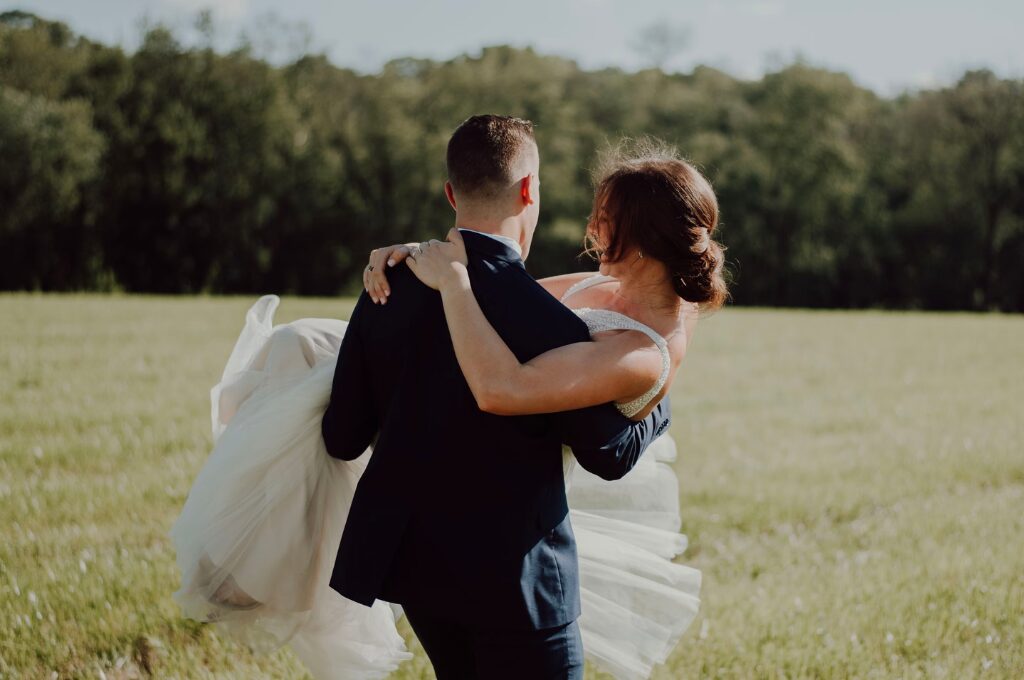 Hochzeit finanzieren, Mann trägt Braut