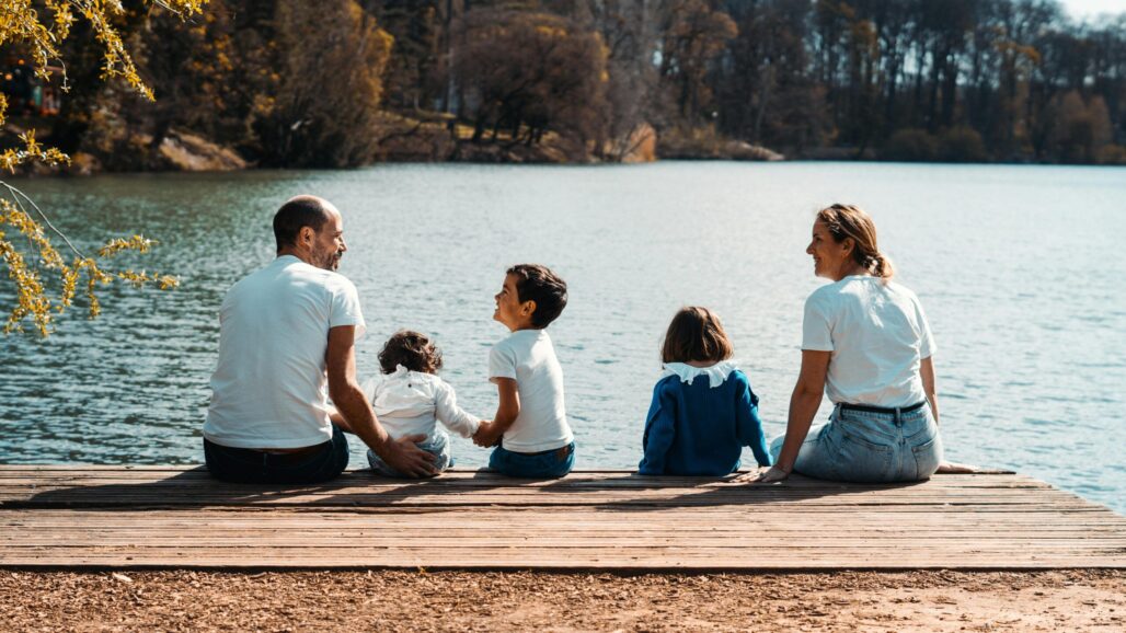 Hamburg mit Kindern: Familie, die am Steg sitzt