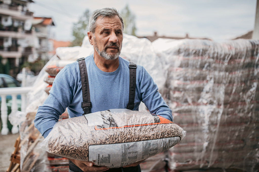 Heizung tauschen: Mann liefer Pellets für Pelletheizung