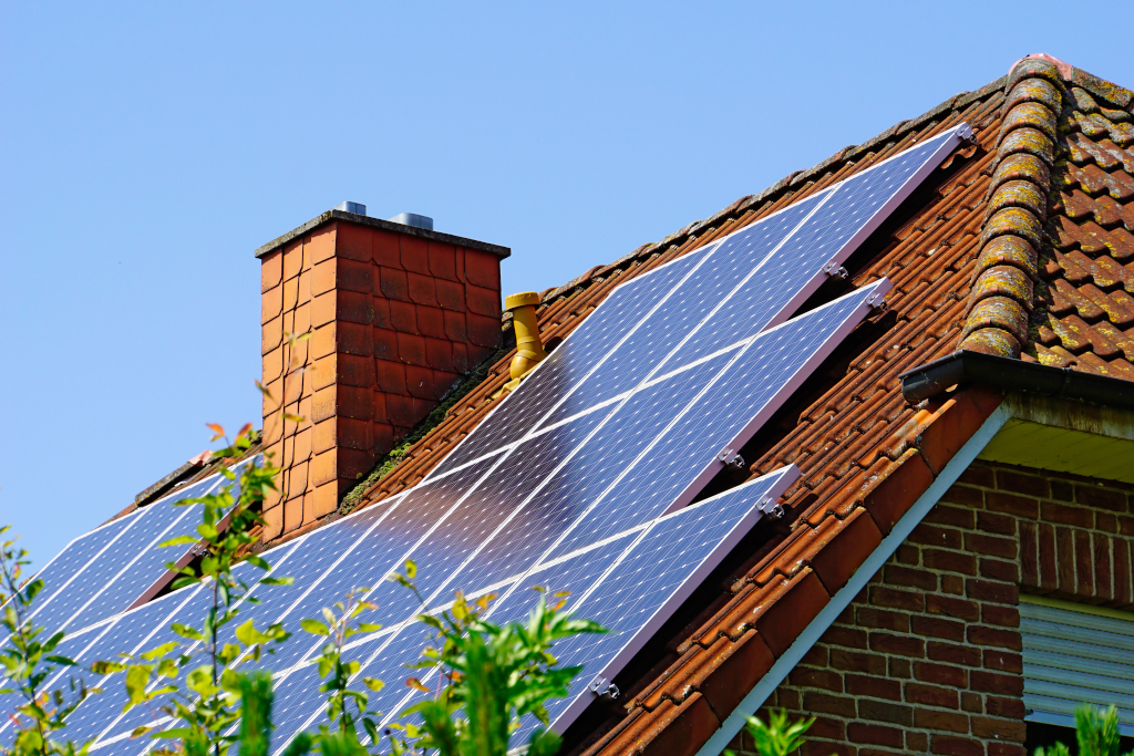 Haus versichern, PV versichern: Photovoltaik, Solarpanele auf Spitzdach
