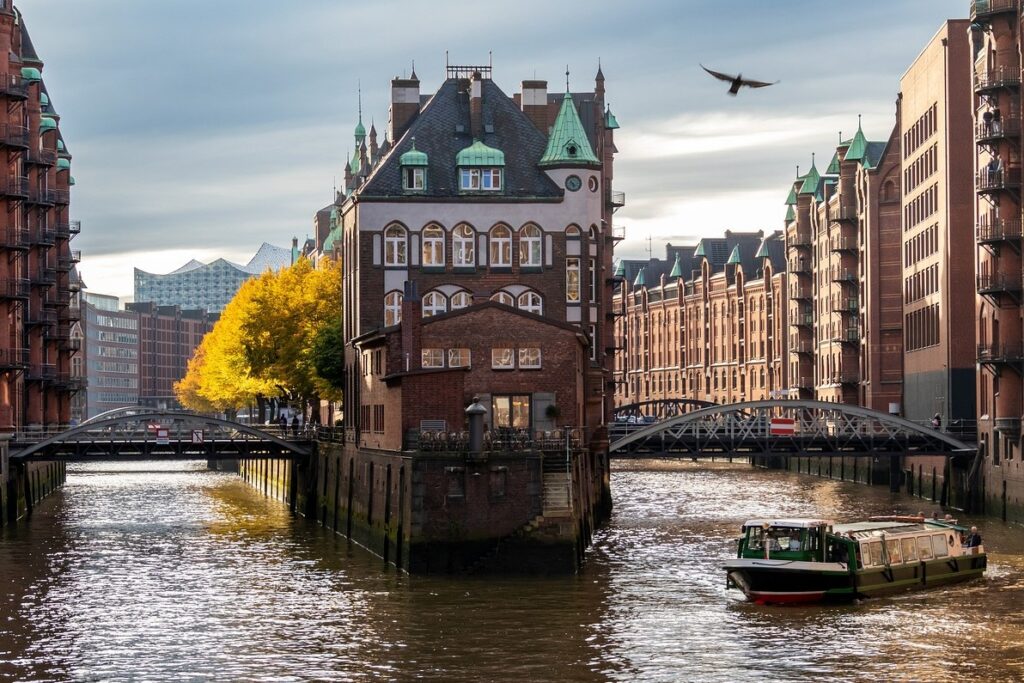 Romantische Restaurants in Hamburg: Blick auf Wasserschloss in der Speicherstadt