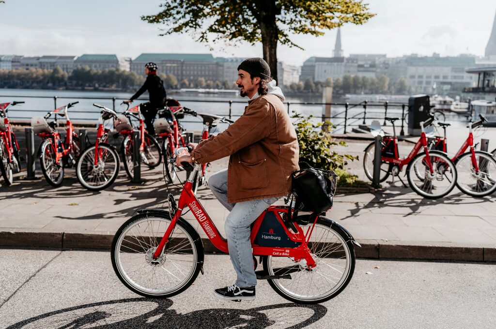 Fahrradverleih in Hamburg: Ein Mann auf einem roten Fahrrad