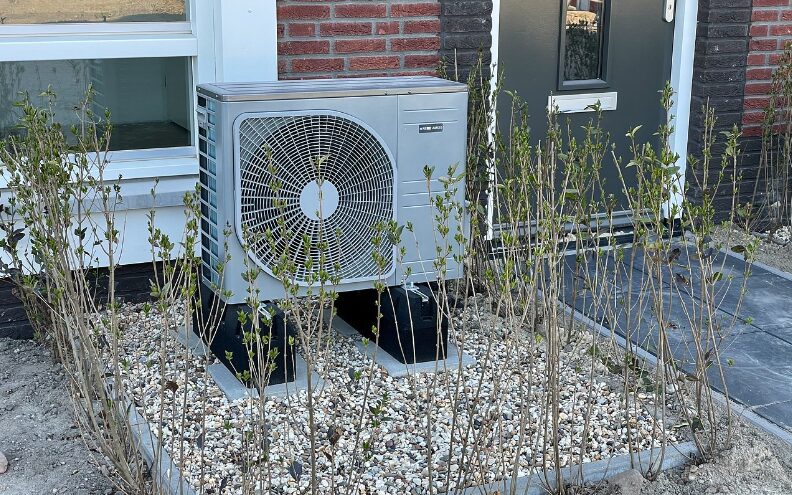 Heizung tauschen / welche Wärmepumpe: Luftwärmepumpe in Kiesbett vor Haus
