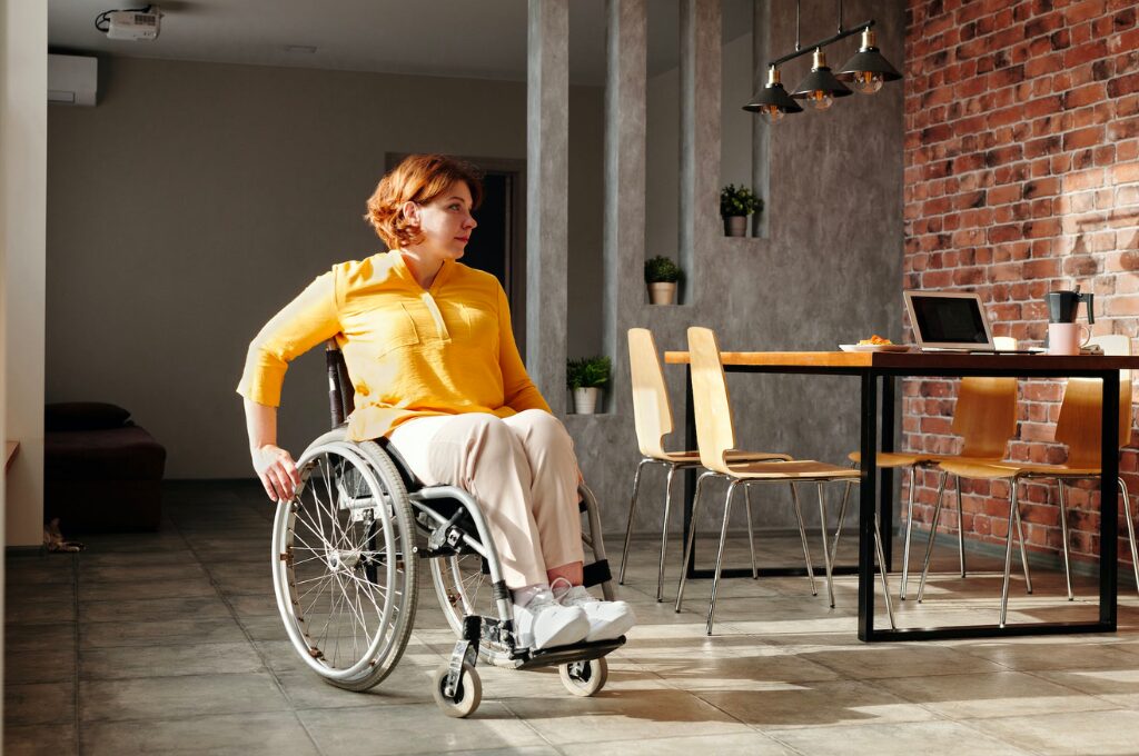 Grundfähigkeitsversicherung, Frau im Rollstuhl