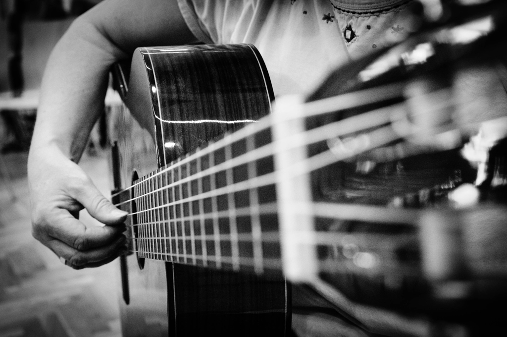 Hamburg im Februar: Schwarz-weiß-Foto auf dem ein Ausschnitt einer Gitarre und einer Hand zu sehen ist.