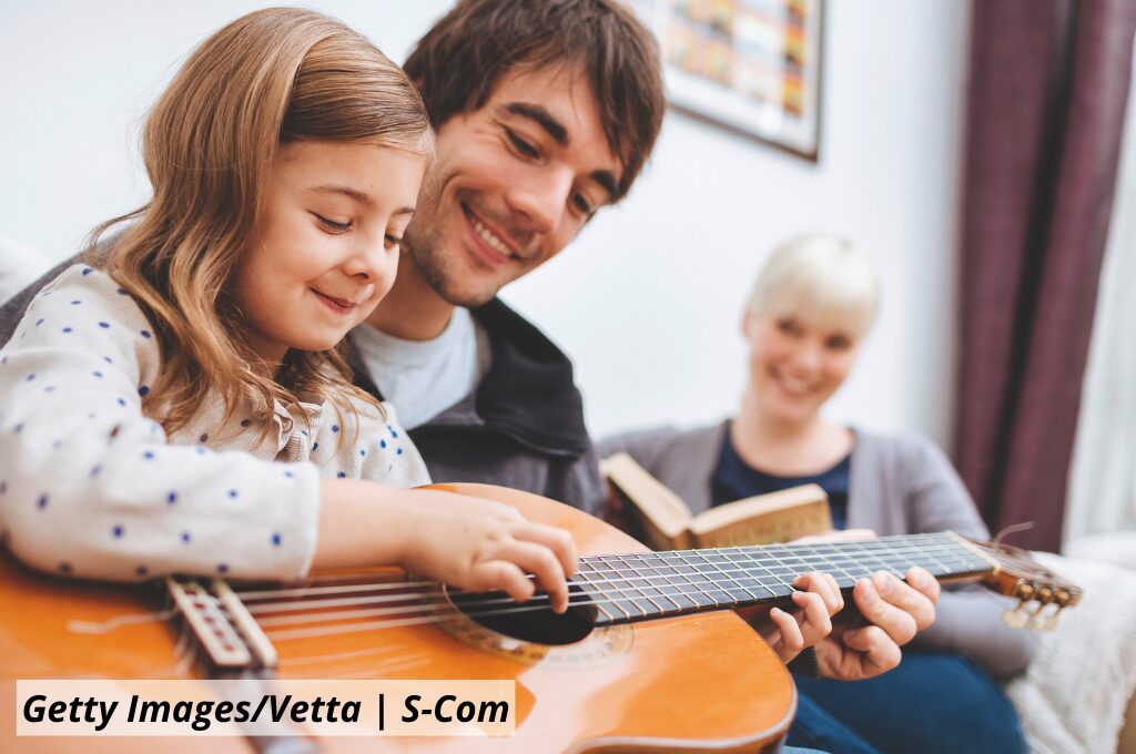 Haspa Musik Stiftung, Vater spielt mit Kind Gitarre