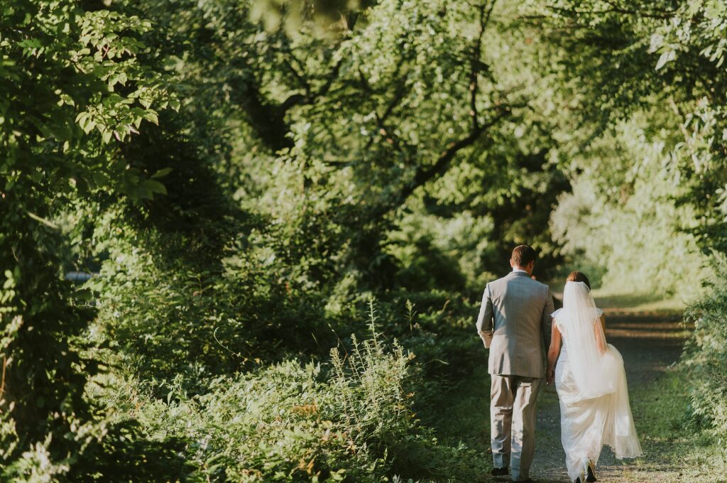 Hochzeitslocations in Hamburg, Hochzeitspaar im Wald