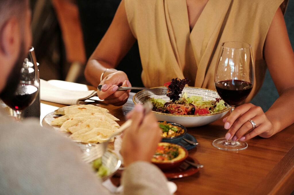 Romantische Restaurants in Hamburg, Paar beim Dinner mit Wein und Essen