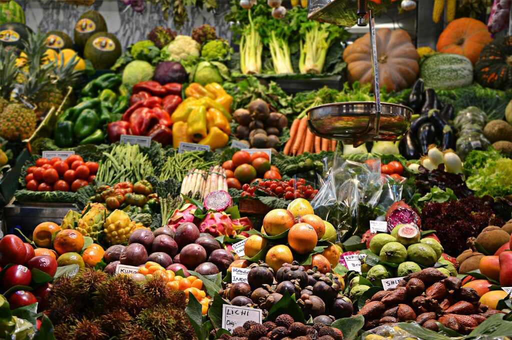 Wochenmärkte in Hamburg: Stand mit verschiedenen Obst- und Gemüsearten