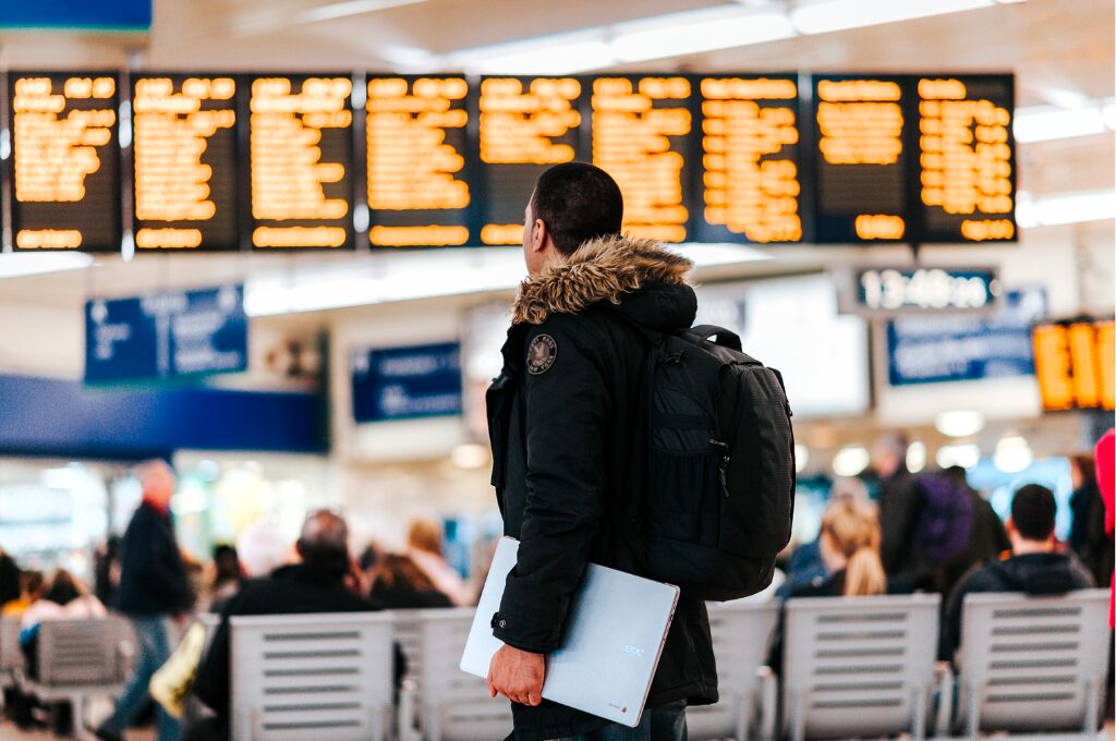 günstig fliegen, Mann am Flughafen