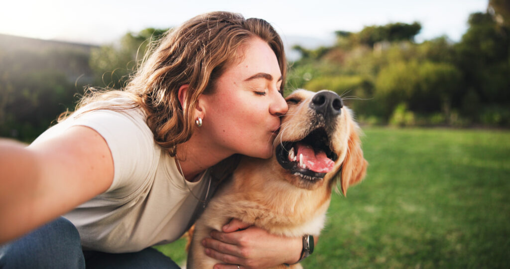 Teaser, Tierversicherung, Frau küsst ihren Hund