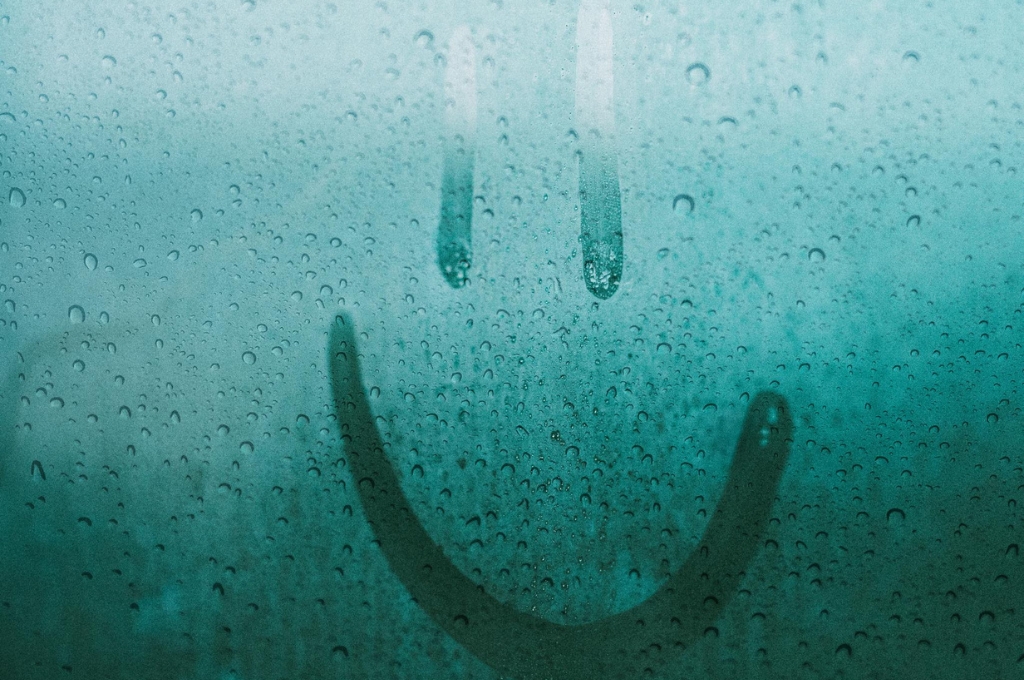 Luftfeuchtigkeit senken: Beschlagenes Fenster mit Smiley