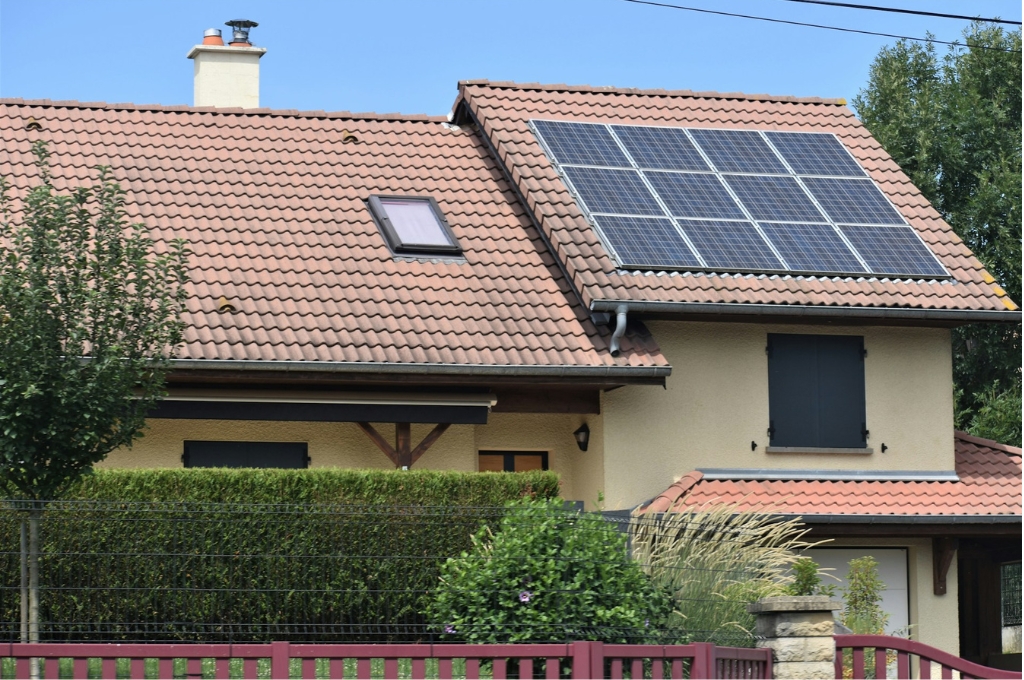 Solarthermie oder Photovoltaik: PV-Module auf Hausdach