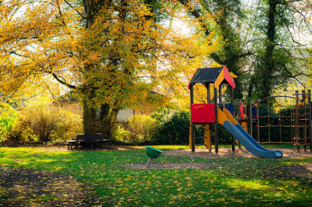 Spielplätze in Hamburg: Rutsche vor einem Baum