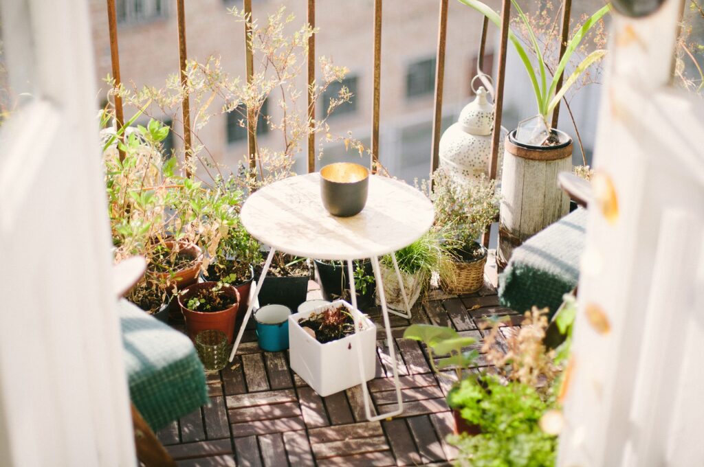 Balkon einrichten, ein Balkon mit Pflanzen