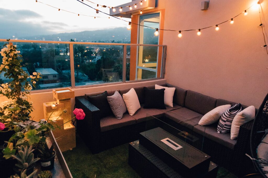 Balkon einrichten, ein Balkon bei Nacht mit Lichterketten