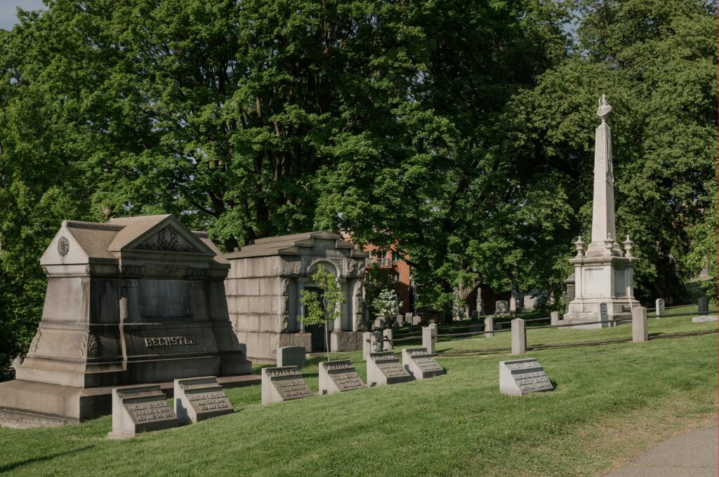 Bestattungskosten, Friedhof mit Grabsteinen