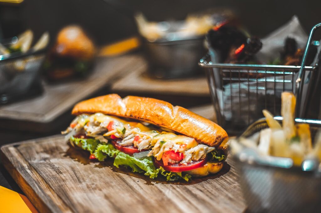 Fischbrötchen in Hamburg, Bild mit Fischbrötchen und Pommes