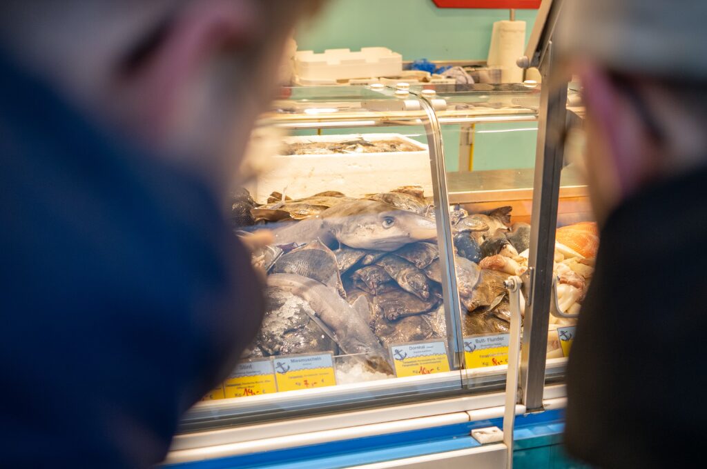 Fischbrötchen in Hamburg, Männer vor einer Fischbude