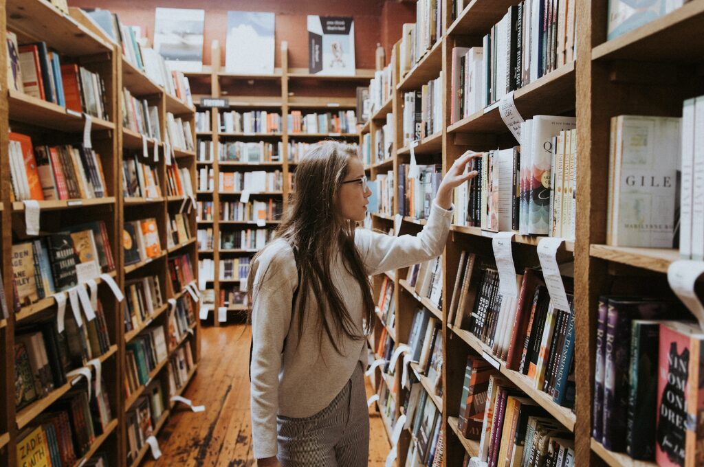 Geld sparen als Student:in, Frau in der Bibliothek