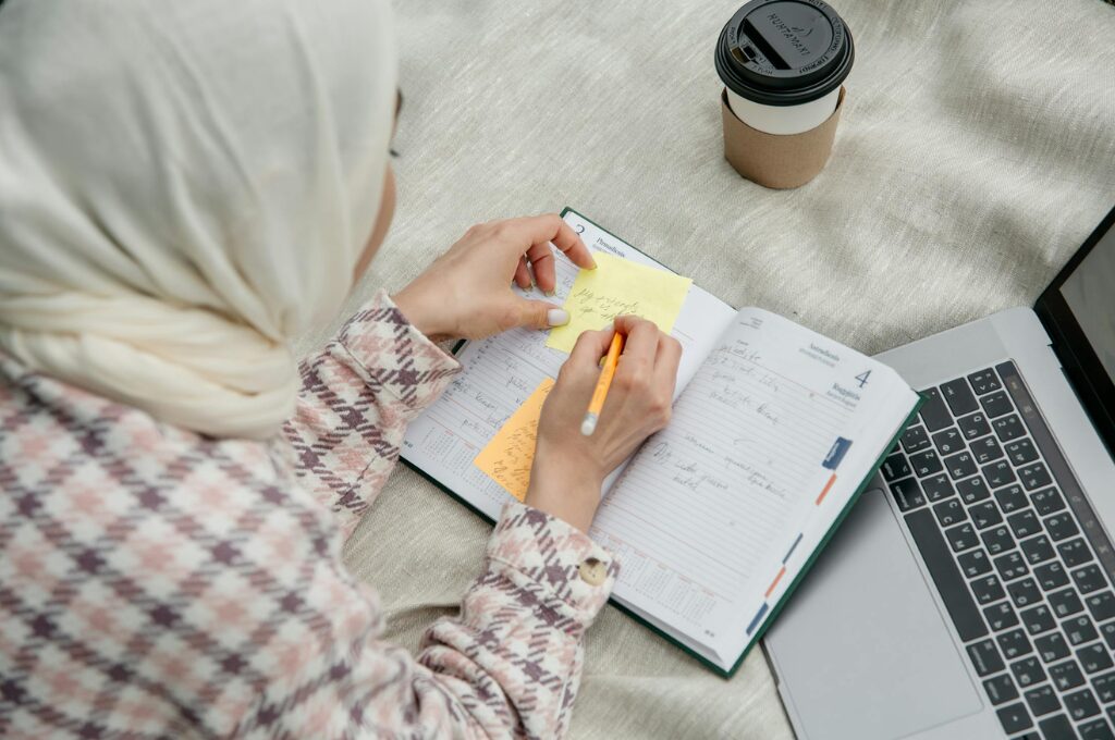 Geld sparen als Student:in, Studentin schreibt Notizen