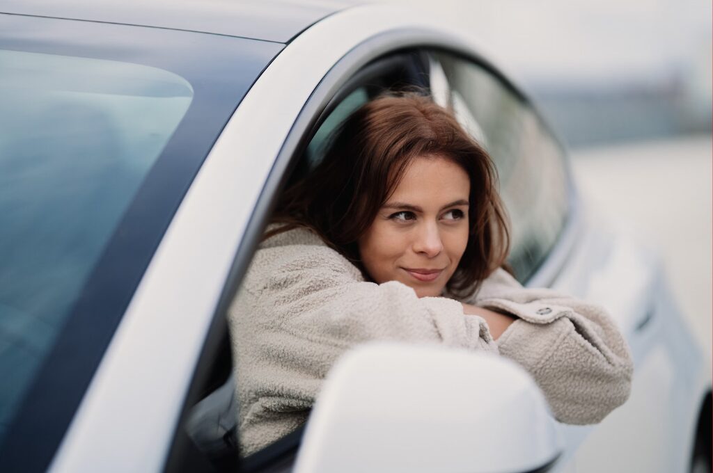 Was kostet der Führerschein? Frau im Auto