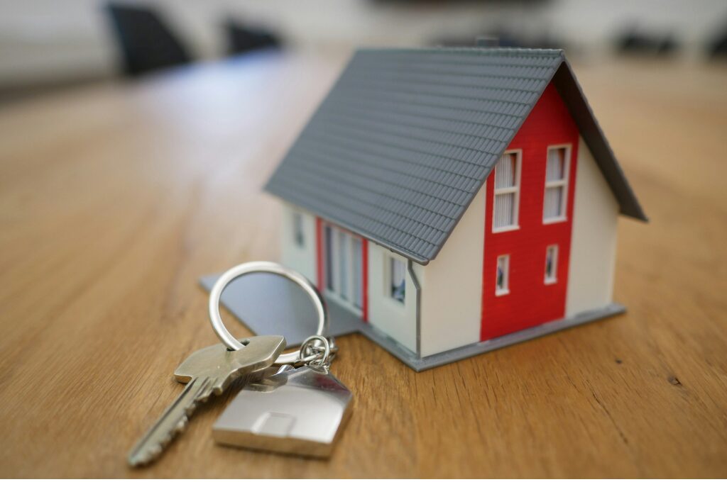 Hausbau: Ein kleines Modell-Haus mit Haustürschlüsseln