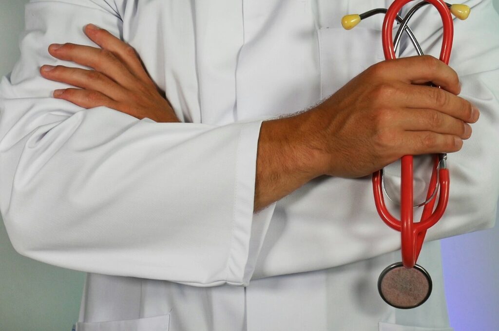 Krankenversicherung: Ein Arzt hält ein Stethoskop in der Hand