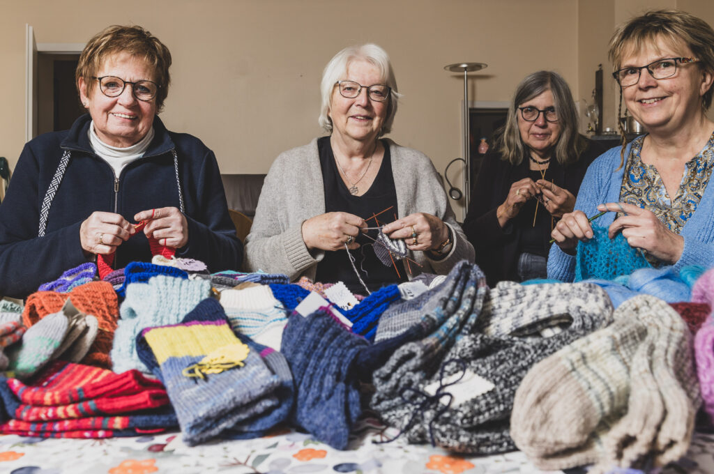 Hanneke König (2. v. l.) und ihre Mitstrickerinnen treffen sich jede Woche, um für Obdachlose zu stricken.