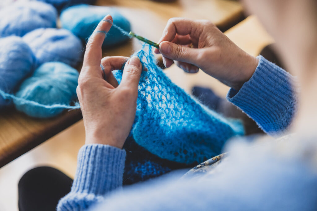Strickgruppe Ammersbek: Frau strickt blaue Wolle