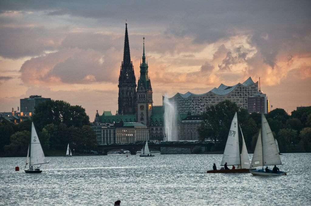Segeln in Hamburg: Segelschifffe auf der Alster