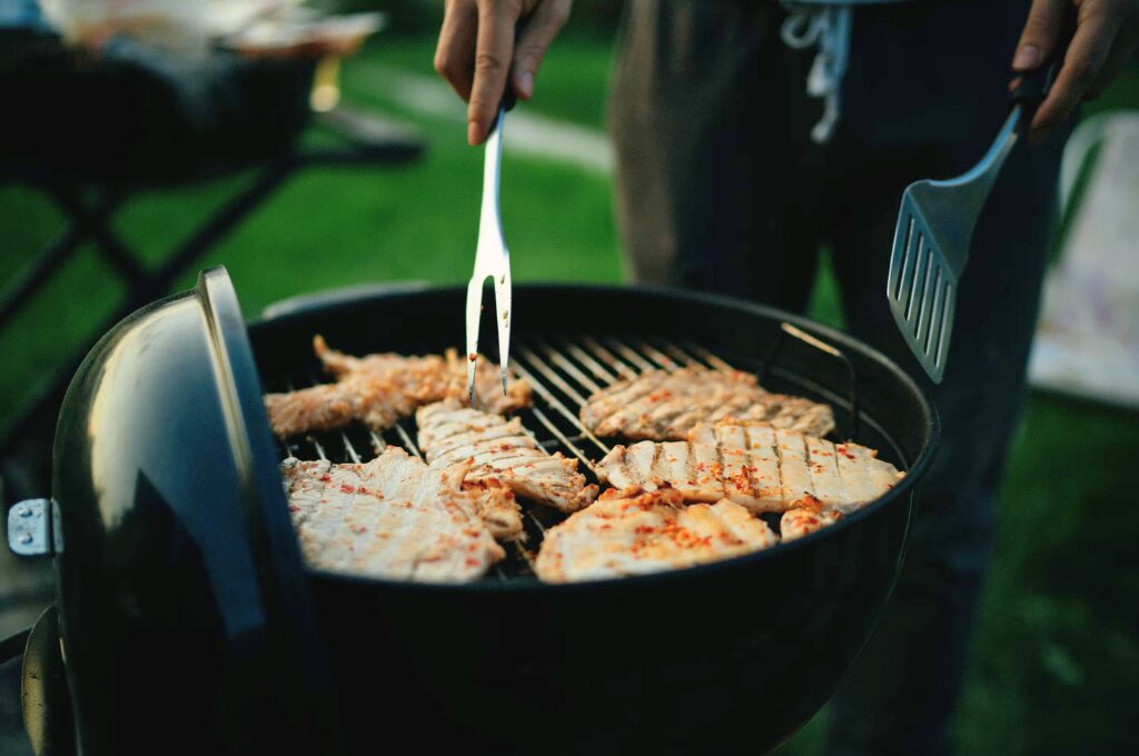 Grillplatz in Hamburg, Grill mit Fleisch drauf