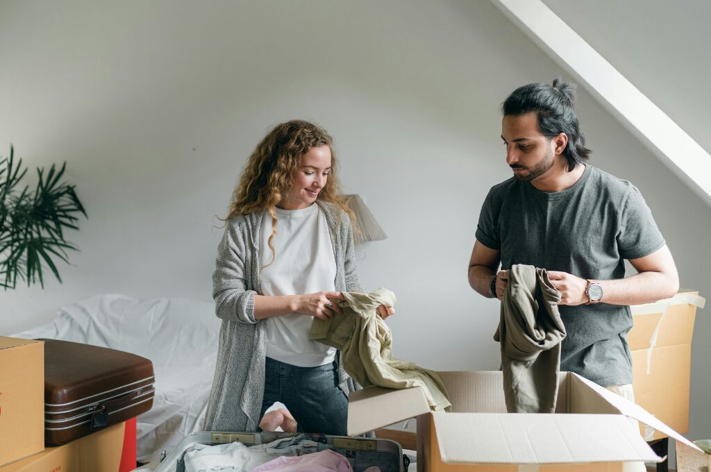 Wohnung untervermieten, Paar beim Umzug