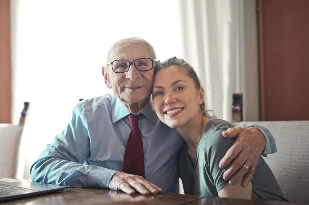 Generationenvertrag: Ein älterer Mann und eine jüngere Frau sitzen am Tisch