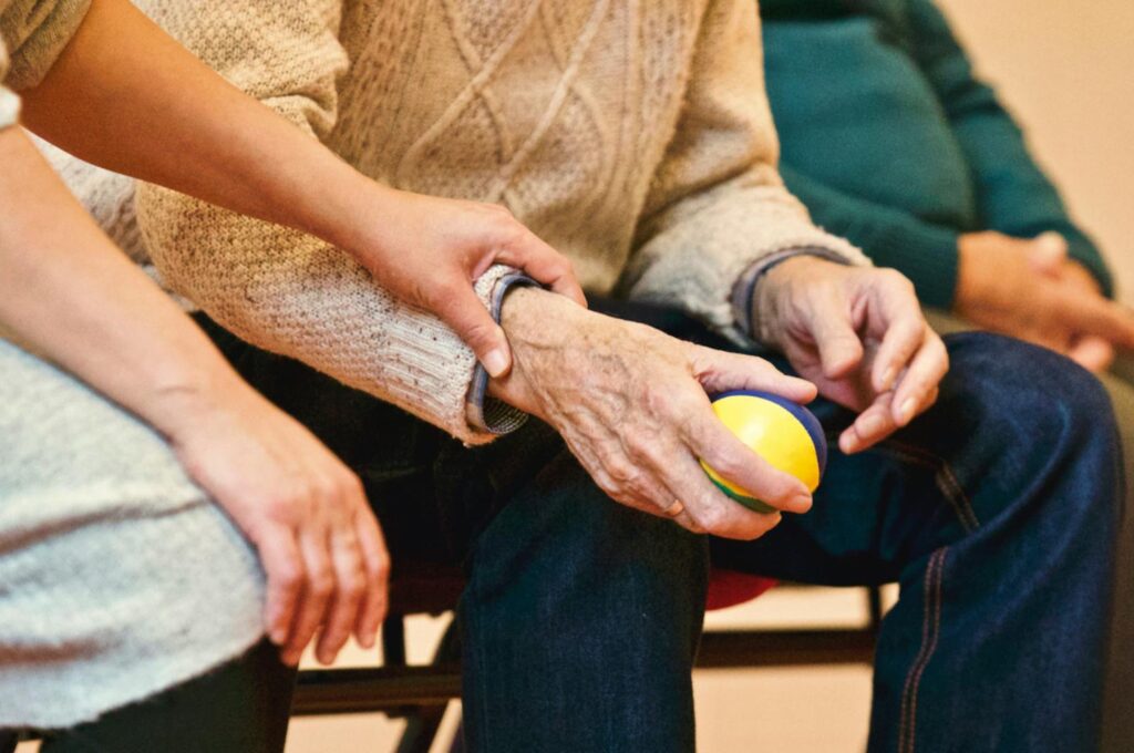 Was kostet ein Pflegeheim: Ein älterer Mann mit einem bal in der Hand