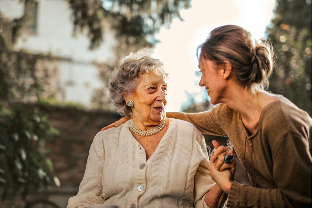Was kostet ein Pflegeheim: Eine ältere Dame mit einer Pflegerin