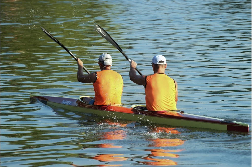 Wassersport in Hamburg: zwei Personen rudern