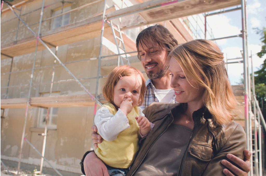 Sanierungspflicht bei Eigentümerwechsel: Familie auf Baustelle