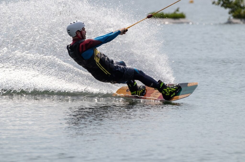 Wassersport in Hamburg: Mann auf Wakeboard