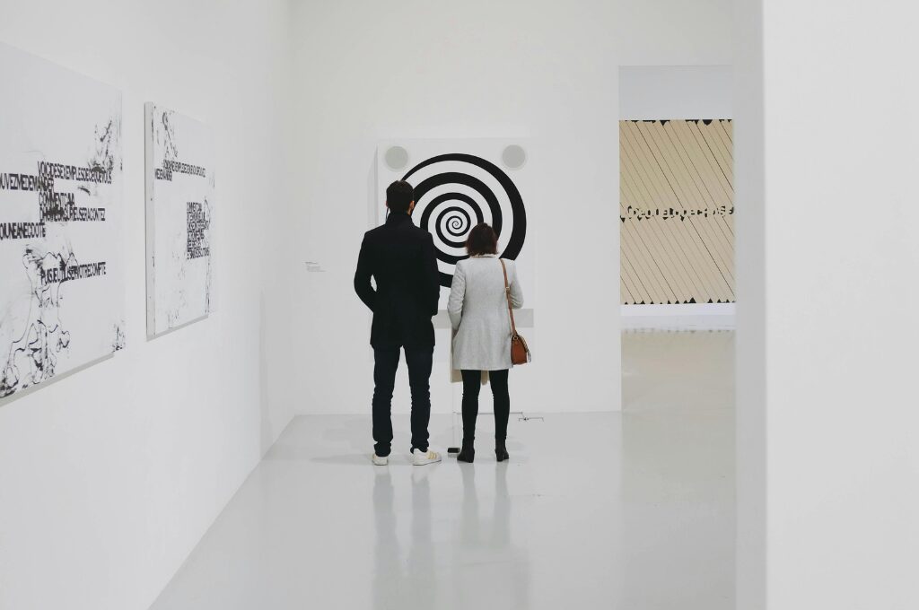 Kunstgalerien in Hamburg, Paar in einer Ausstellung