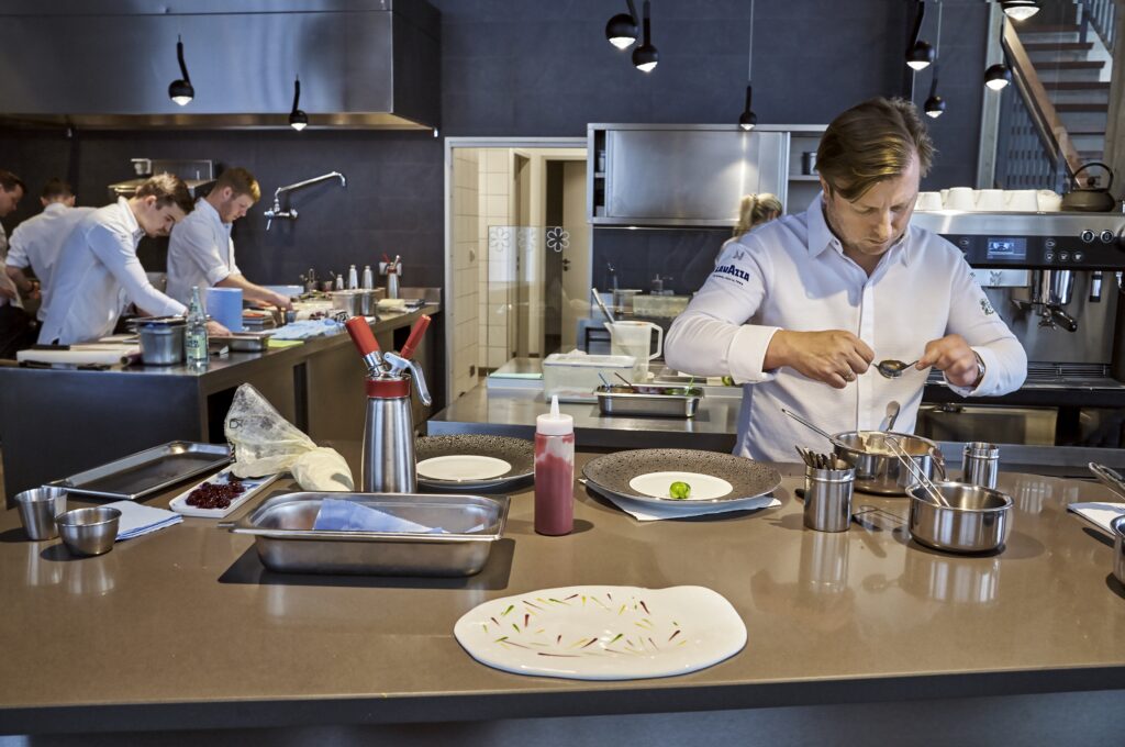 Die besten Restaurants in Hamburg: Küche im The Table mit Kevin Fehling