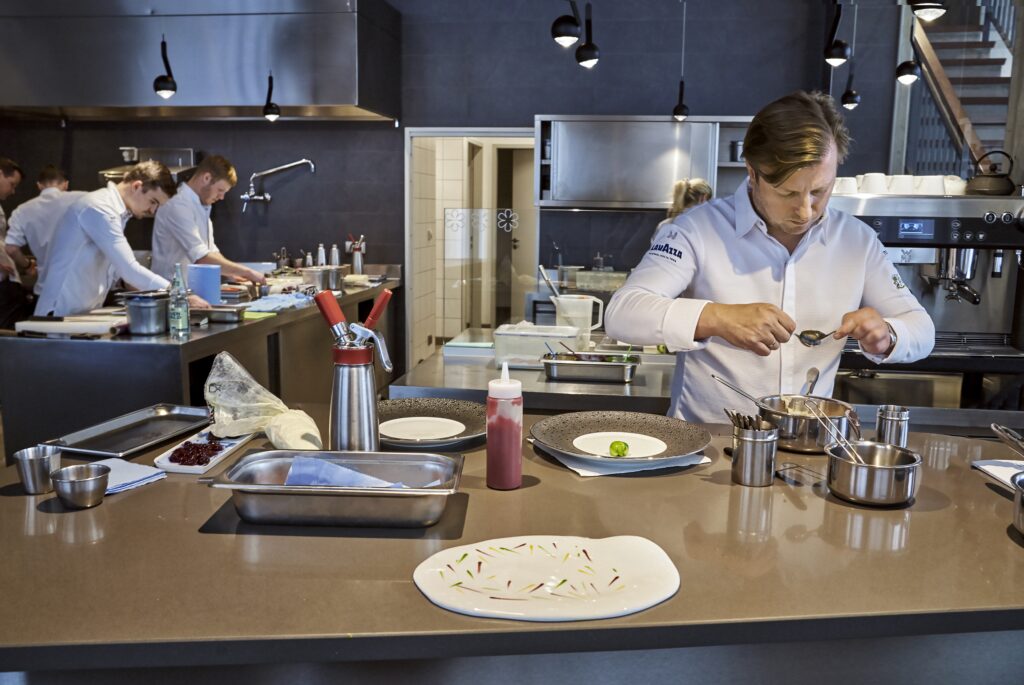 Die besten Restaurants in Hamburg: Küche im The Table mit Kevin Fehling