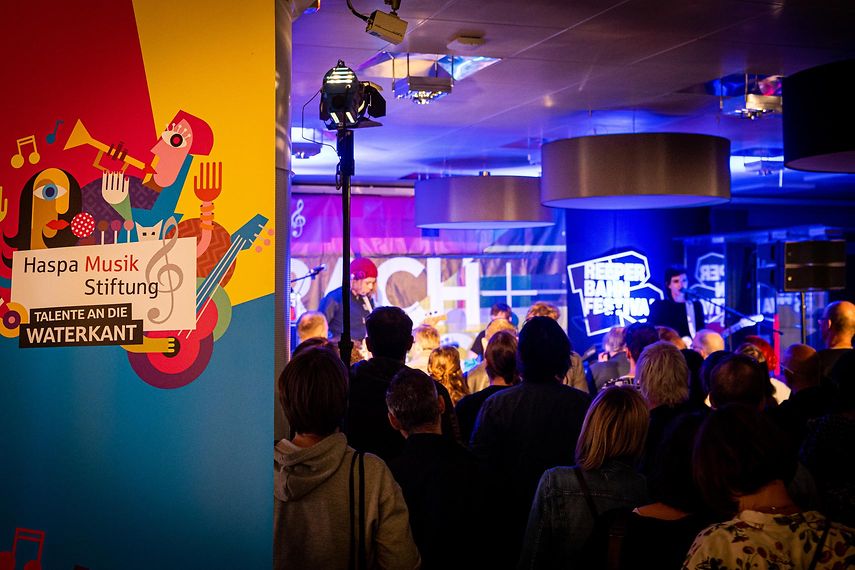 Elbphilharmonie Hamburg: Haspa Musik Stiftung-Plakat im Vordergrund bei einem Konzert