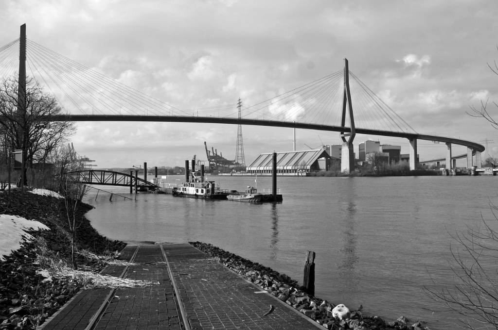Köhlbrandbrücke in schwarz weiß